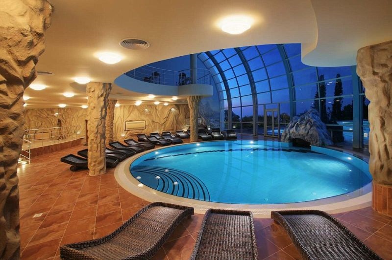 Alguns bunkers têm bares, restaurantes, capela, piscinas e até cinema, enquanto outros, chamados de "individuais", podem ter pista de boliche, spa, portas resistentes a balas e uma "saída de caverna motorizada".