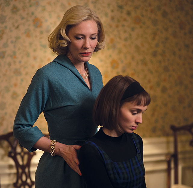 Carol (2015) - Com Cate Blanchett e Rooney Mara, entre outros, o filme mostra a história de Therese, que trabalha numa loja de departamentos e acaba tendo uma relação amorosa com Carol, uma cliente, na época de fim de ano. 