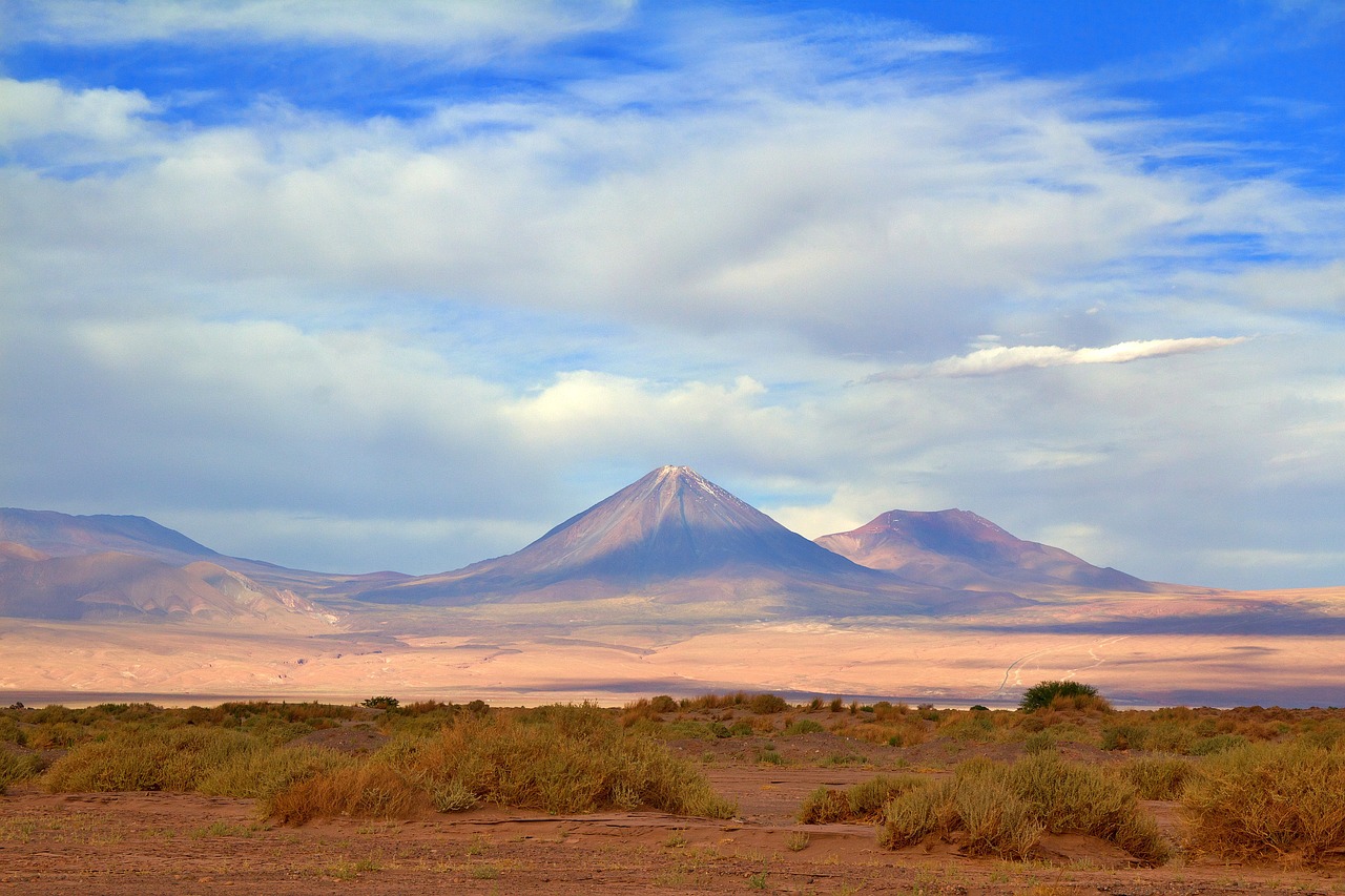Conhecido como o deserto mais seco do mundo, o Atacama se estende por cerca de 1.000 km ao longo da costa pacífica da América do Sul, entre a Cordilheira dos Andes e o Oceano Pacífico. 