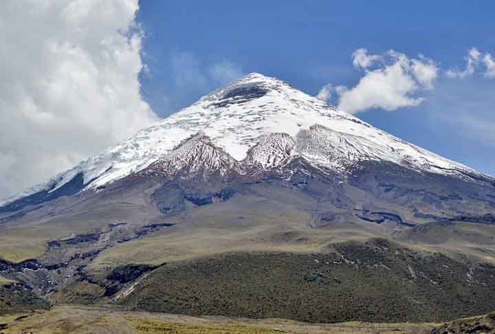 Além disso, o Cotopaxi abriga uma geleira que começa por volta dos 5 mil metros de altitude, alimentando rios da região. Sua forma cônica quase perfeita e o contraste entre neve e áreas vulcânicas tornam a montanha um dos cenários mais emblemáticos dos Andes.