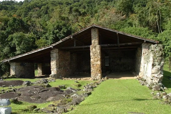 Há pelo menos 8 sítios arqueológicos em Santos, segundo o Cadastro Nacional de Sítios Arqueológicos (CNSA), como o Engenho São Jorge dos Erasmos.