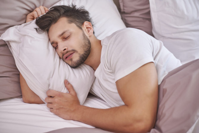 Viralizou:  Homem ensina como dormir em menos de um minuto