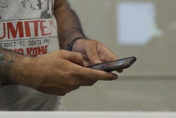 homem mexe no celular