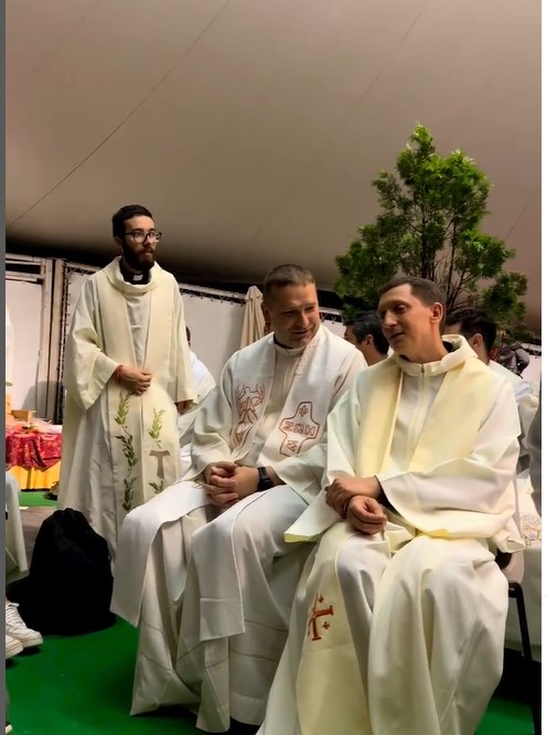 De acordo com o jovem, o período em que viveu com os padres o fez “encontrar na vida cotidiana as respostas que esperava que viessem dos céus”. -Reprodução/Instagram