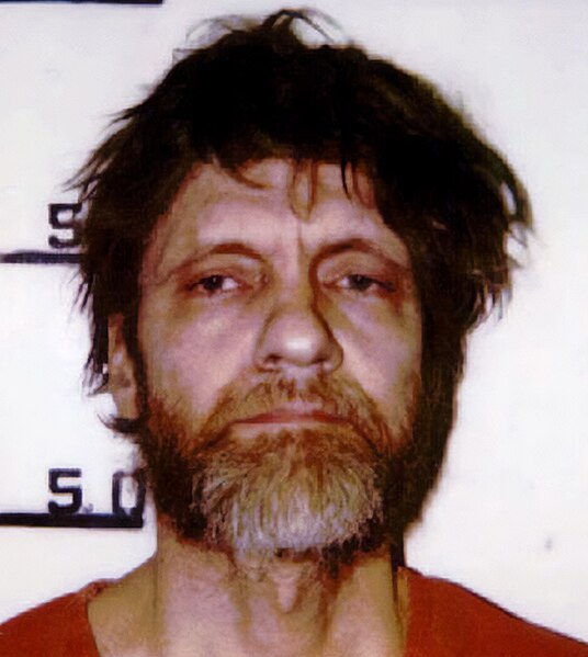 Abriga criminosos famosos, como o traficante mexicano "El Chapo" Guzmán, o terrorista americano Theodore Kaczynski ("Unabomber" - foto) e o terrorista paquistanês Ramzi Yousef.