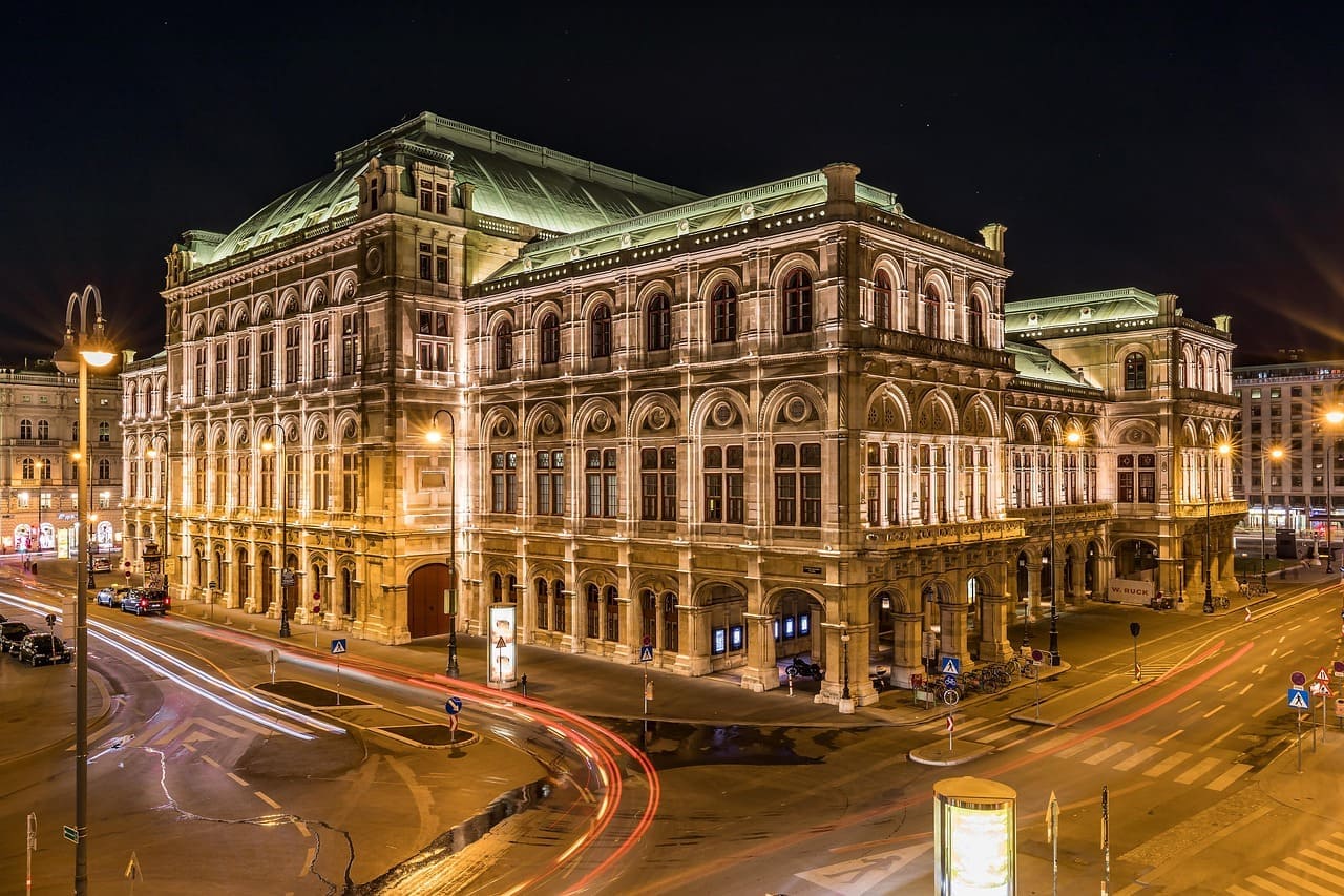 Vienna State Opera (Viena, Áustria) - Este teatro em Viena é um dos mais importantes da Europa. A Ópera Estatal de Viena é famosa tanto pela grandiosidade de suas produções quanto por sua programação extensa, com apresentações quase diárias.-Imagem de Michael Kleinsasser por Pixabay