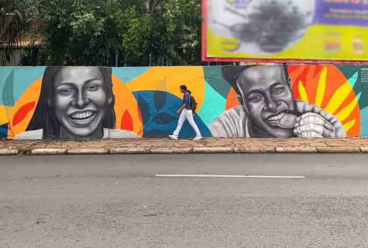 Aracê também grafitou os semblantes das jogadoras de futebol Bia Zaneratto e Luciana. O desenho das atletas foi feito no muro da Escola Técnica Estadual (ETEC) da cidade paulista.-Prefeitura de Araraquara/Divulgação