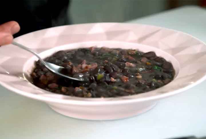 Seu consumo é tradicional na culinária mexicana e cubana, e claro na tradicional feijoada, um carro-chefe da mesa brasileira. Ele é encontrado em grande quantidade na região Sul e Sudeste do Brasil.- Youtube Canal Underchef