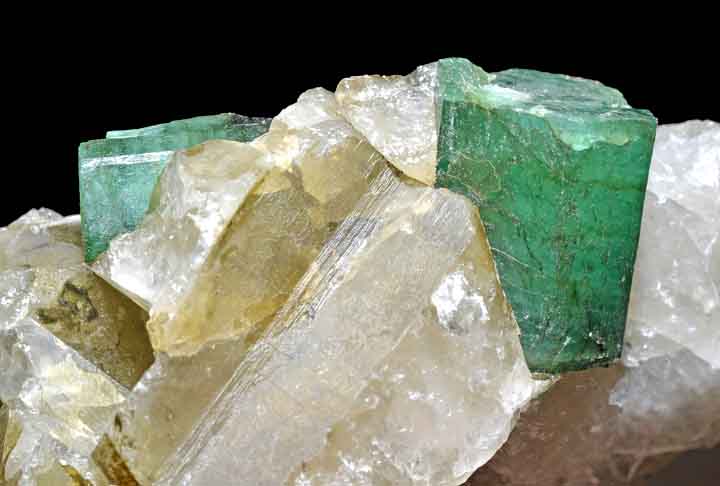 A esmeralda é uma das pedras preciosas mais valiosas do mundo, conhecida pela cor verde intensa. É formada a partir do berílio, cromo e vanádio, encontrada em depósitos sedimentares.  As principais jazidas de esmeralda do mundo ficam na Colômbia, especialmente nas regiões de Muzo, Coscuez e Chivor.