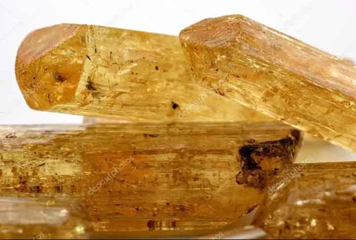 <p>Apesar de ser abundante em algumas localidades, certas variedades de topázio são extremamente raras. O topázio imperial, por exemplo, encontrado em tons de dourado e laranja-avermelhado, é considerado uma das gemas mais exclusivas. Essa raridade eleva seu valor e desperta grande interesse entre colecionadores e joalheiros.</p>
