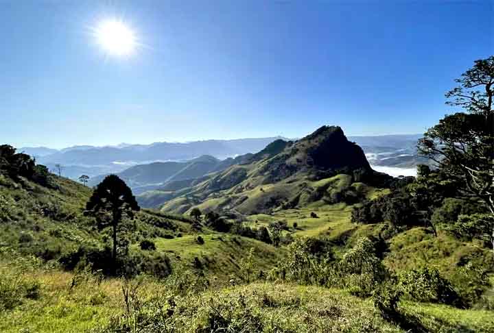 GonÃ§alves(1.350m)- A cidade mineira fica na Serra da Mantiqueira (proporcionando aos turistas trilhas e cachoeiras), a 456 km de Belo Horizonte, com cerca de 4.800 habitantes.A economia Ã© baseada principalmente no turismo e na produÃ§Ã£o agropecuÃ¡ria, com destaque para a produÃ§Ã£o de queijos e derivados do leite.