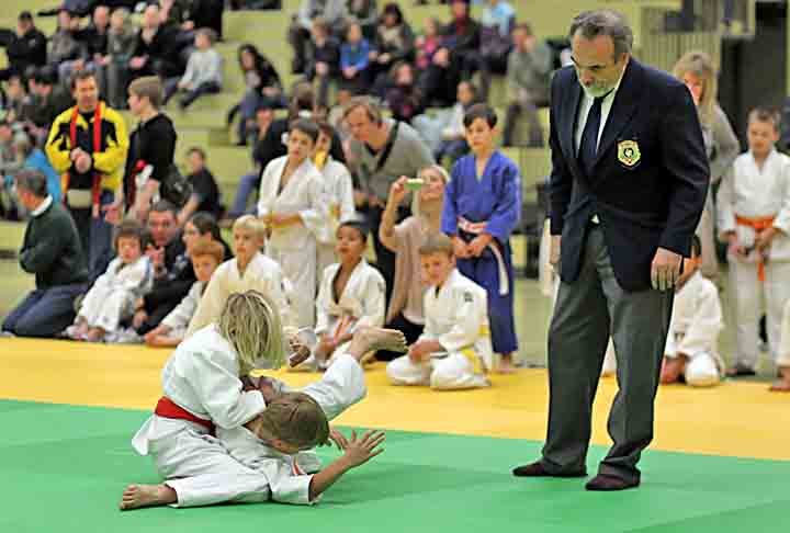 JudÃŽ- Desenvolvido por Jigoro Kano, em 1882, no JapÃ£o, tem como objetivo principal imobilizar ou arremessar o oponente usando alavancas e movimentos de forÃ§a e equilÃ­brio.