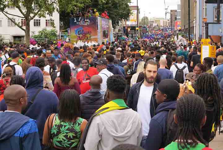 <p>Londres, na Inglaterra – Chamado de Carnaval de Notting Hill, o evento ocorre na capital britânica no fim de agosto, durante o verão, e completou 70 anos em 2023. </p>
