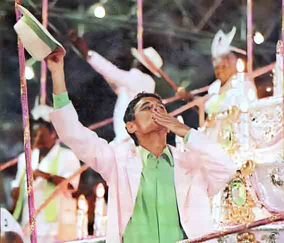 Chico Buarque - Mangueira 1998 - A Verde e Rosa é uma das escolas que mais levou homenagens a artistas na história da Sapucaí. Com mais um título, desta vez dividido com a Beija-Flor de Nilópolis, a Estação Primeira encantou a contar a história do tradicional cantor e compositor.