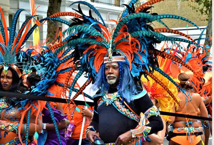 <p>Considerado o maior Carnaval de rua da Europa, o “Notting Hill” foi criado por comunidades caribenhas no bairro londrino para festejar suas raízes e cultura. A estimativa é que o evento de dois dias reúna mais de um milhão de pessoas anualmente. </p>
