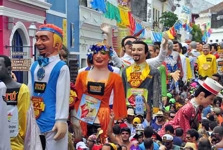 Desse modo, sÃ£o diversos blocos e comemoraÃ§Ã£o, mas o que mais chama atenÃ§Ã£o no Carnaval de Olinda sÃ£o os tradicionais bonecos gigantes, tÃ£o caracterÃ­sticos da cidade.-Flickr/Tiago Silva