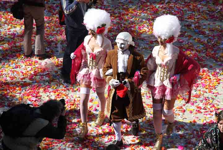 <p>A folia em Barcelona dura uma semana, geralmente em fevereiro, antecedendo o período da Quaresma (como no Brasil). Na quinta-feira, a abertura é feita pelo Rei Carnestoltes. Na Quarta-Feira de Cinzas ocorre o Enterro da Sardinha, um cortejo fúnebre que ritualiza o fim do período. </p>
