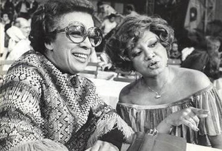 Alcione também participou do programa 'A grande chance', de Flávio Cavalcanti, na Tv Tupi, e selou assim seu primeiro contrato profissional. Depois de iniciar turnês, seu primeiro álbum, foi intitulado 'A Voz do samba'. Nele, já estava uma das faixas mais tocadas de sua carreira: "Faz uma loucura por mim"