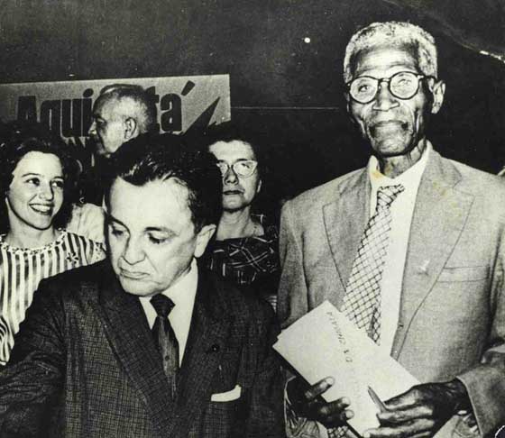 Na época, um contingente de 90% de negros e mulatos, centenas de marujos continuavam a ter seus corpos retalhados pela chibata, como no tempo da escravidão. Além disso, os marinheiros estavam insatisfeitos com os  baixos soldos, com a má alimentação e, principalmente, com os degradantes castigos corporais.