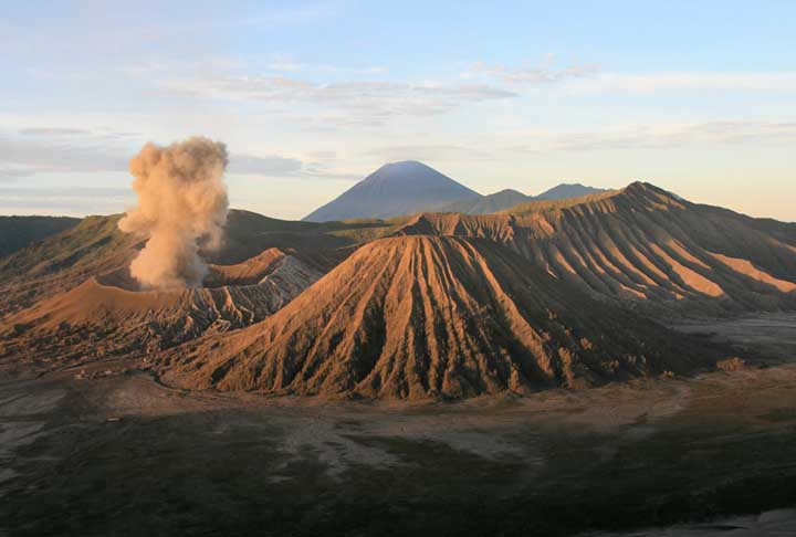 Sendo assim, é a única área protegida da Indonésia que tem dunas, o chamado "Mar de Areia", a caldeira de um antigo vulcão na qual irromperam cinco novos cones vulcânicos — o Bromo (2 329 m), o Kursi (2 581 m), o Watangan (2 661 m) o Widodaren (2 650 m) e Batok (2 470 m).