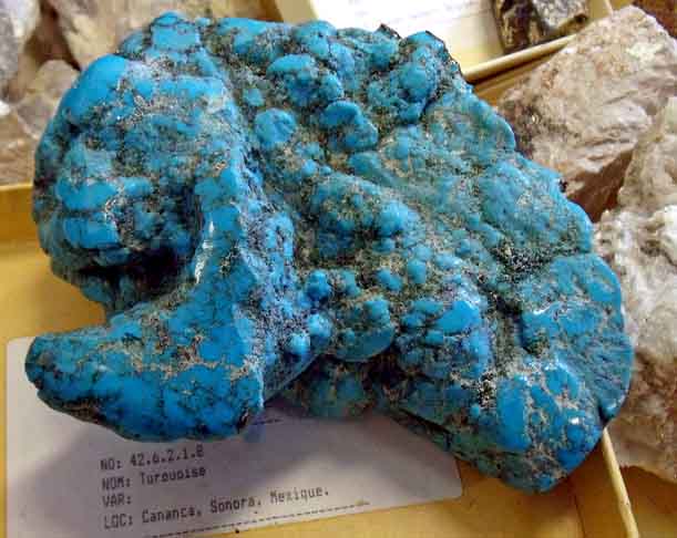 Turquesa- Feita de fosfato hidratado de cobre e alumínio, fica em depósitos de cobre. Conhecida por sua cor azul-esverdeada. Era a pedra nacional da Pérsia (atual Irã) por ser usada na decoração de objetos. Sua extração ocorre nos Estados Unidos, Irã e China, entre outros. Representa proteção, cura e equilíbrio. 