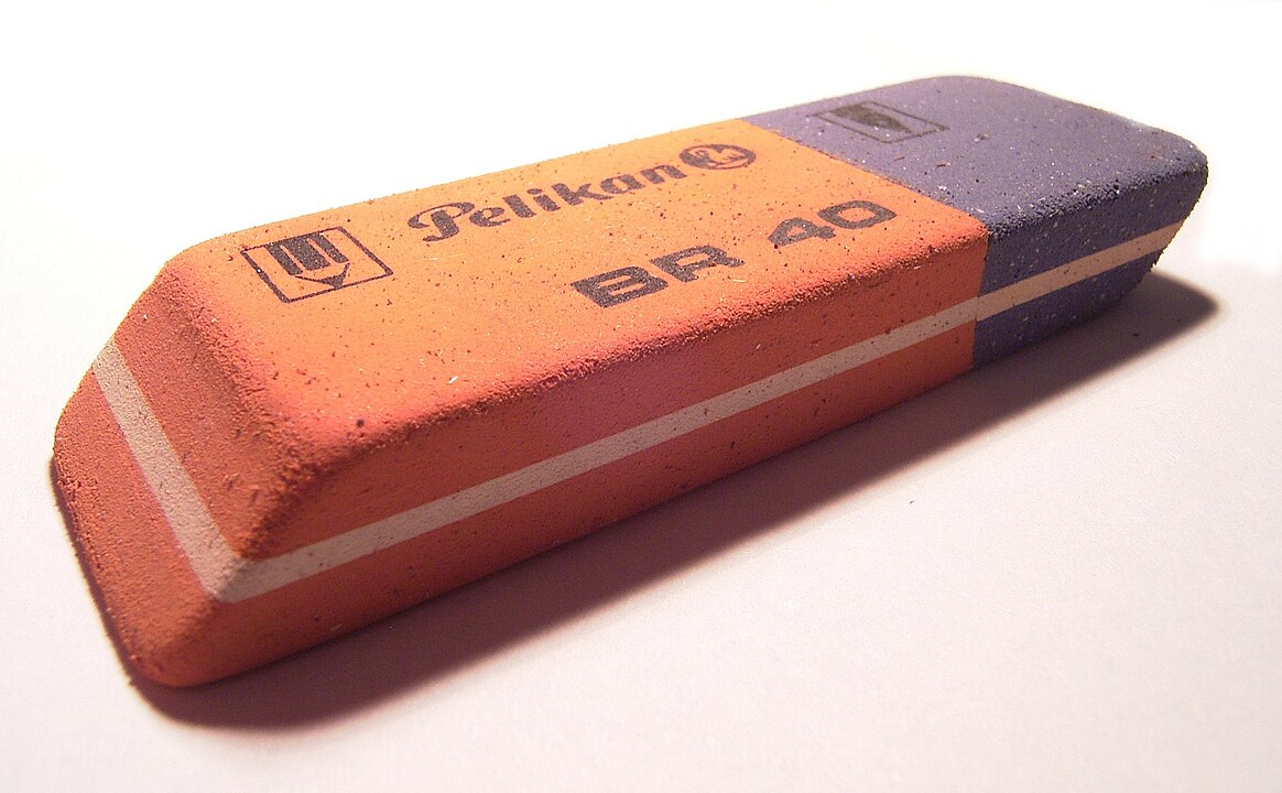 As mais indicadas são as que têm duas cores : vermelha (mais suave) e azul (mais áspera). E é preciso ter cuidado para apagar o que está escrito sem deixar marcas nos livros. 