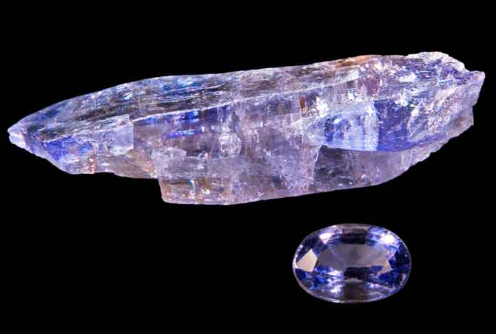 Tanzanita- Descoberta em 1967 no Monte Kilimanjaro, na TanzÃ¢nia, paÃ­s que abriga a Ãºnica fonte dessa pedra rara e muito valorizada, de cor azul-violeta. Na Escala de Dureza de Mohs â?? que mede a resistÃªncia das pedras de um a dez â?? apresenta 6,5 a 7, requerendo delicadeza no manejo. Simboliza transformaÃ§Ã£o e equilÃ­brio interior. 
