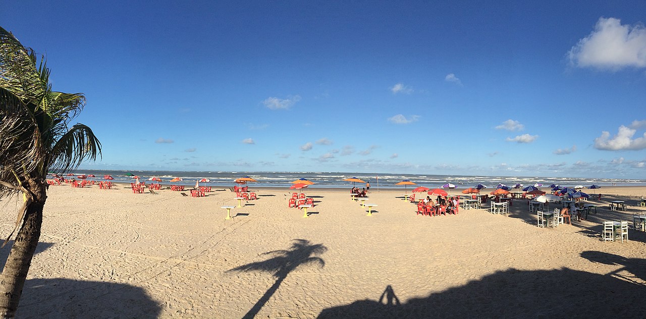 Outra praia muito conhecida é a de Coroa do Meio, que requer atenção porque tem mar mais agitado do que a média no estado, presença de rochas e trechos profundos.  