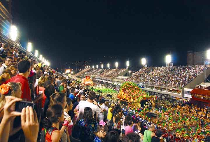 Darcy Ribeiro, portanto, é tido como um dos principais articuladores da construção da passarela do samba. Ele teria incentivado a ideia de uma parte mais larga, em forma de praça, cercada por arquibancadas ao final da passarela, assim como o nome 