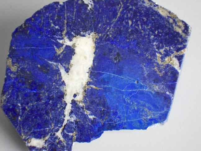 Lápis Lazúli- Trata-se de uma rocha metamórfica com lazurita azul intensa e pirita dourada e não um mineral. Suas jazidas são encontradas no Afeganistão e no Chile, onde é a pedra nacional. Valorizada por civilizações antigas, era usada como ornamento e amuleto no mundo bizantino. Representanclareza, conhecimento e harmonia. 