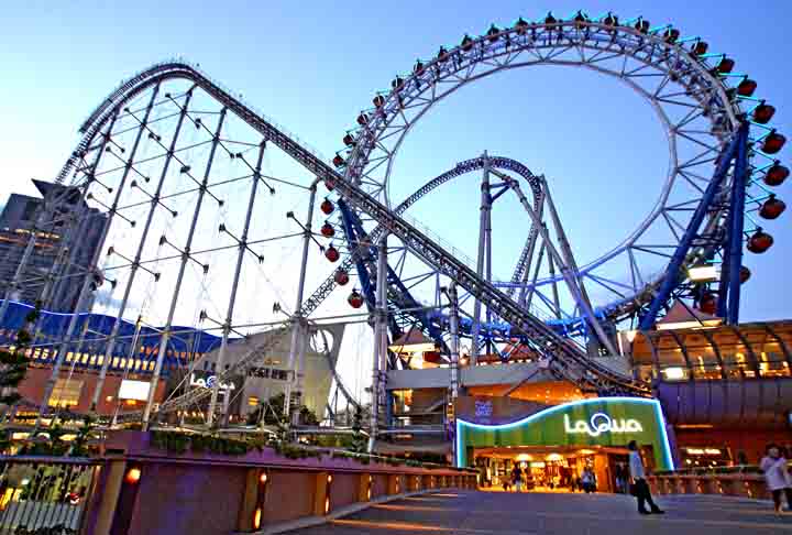 Big-O (Japão): É a primeira do mundo a não ter centro. Com diâmetro de 60 metros e altura de 80 metros, ela foi considerada a maior roda-gigante sem miolo do mundo pelo Guinness World Records em 2006. Algumas de suas gôndolas têm sistemas de karaokê, permitindo aos visitantes cantar durante o passeio.