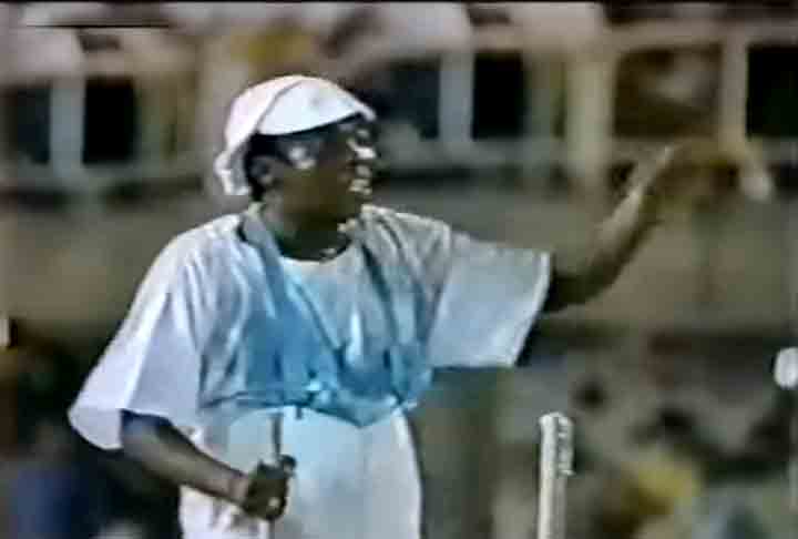 Milton Nascimento - Cabuçu 1989 - A Azul e Branco fez uma homenagem ao cantor mineiro no fim da década de 80. Bituca encantou a Sapucaí e evidenciou o trecho de sua música: "O artista tem que estar onde o povo está". Na apuração, a escola ficou com a 14ª colocação. 