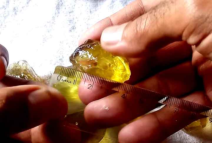 Green Gold (Ouro Verde)- Valorizada por sua aparência semelhante à da jade, é composta por serpentina, presente em depósitos metamórficos, geralmente de cor verde. Sua extração ocorre principalmente nos Estados Unidos,  Itália e África do Sul. Representa saúde e equilíbrio emocional. 