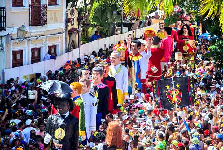 Há mais de 90 anos, desde 1931, os bonecos gigantes sobem as ladeiras de Olinda, na região metropolitana de Recife, compartilhando alegria com a multidão. 