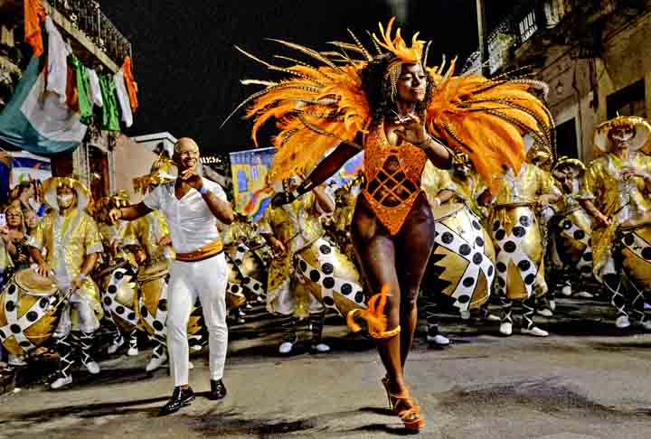<p>Cortejos tomam conta das ruas uruguaias com atores de teatro, bailarinos, músicos e artistas da mais diversas manifestações. </p>
