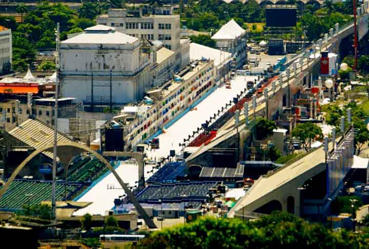 Em 2012, um acordo permitiu a demolição da antiga fábrica de cerveja vizinha à passarela, para a construção de quatro novos blocos de arquibancada no setor par (2, 4, 6 e 8). Na sexta-feira de carnaval, com as escolas de acesso já desfilando, ainda havia serviços em andamento.
