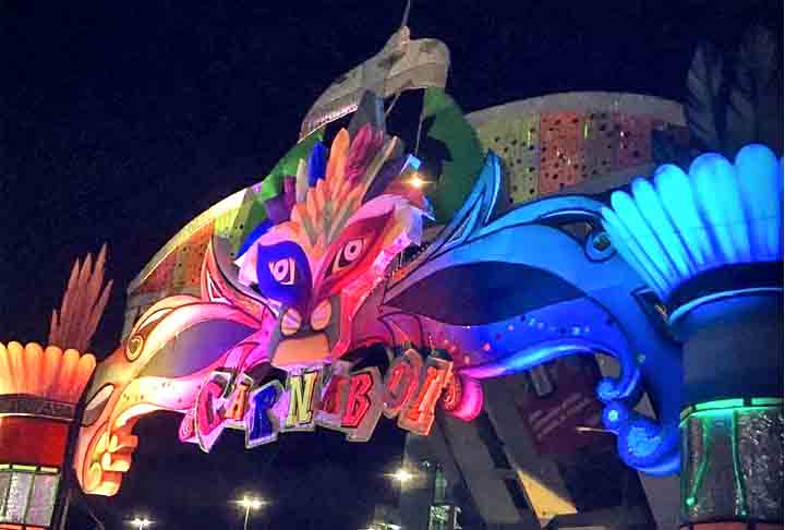 O Carnaboi é uma manifestação cultural comemorada no Carnaval de Manaus. É um festejo que mistura a folia carnavalesca com os ritmos do boi-bumbá, da toada e exalta as tradições da região amazônica.
-Carnaboi - Carnaval de Manaus - 