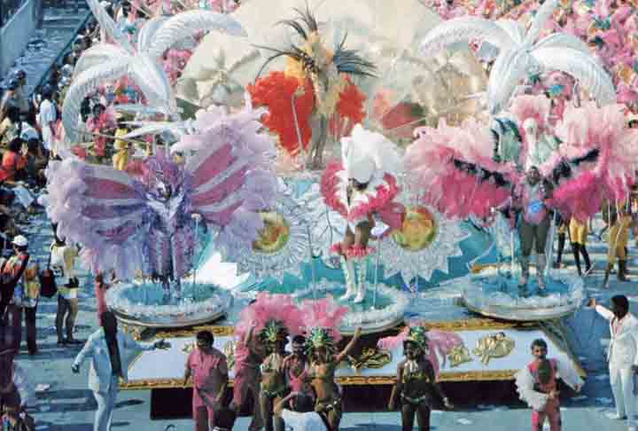 Carlos Drummond de Andrade - Mangueira 1987 - A Verde e Rosa foi bicampeã do carnaval com um enredo sobre um dos maiores poetas de sua geração. O homenageado, porém ,não pode comparecer, pois foi proibido pelos médicos. Drummond acompanhou o desfile de seu apartamento.