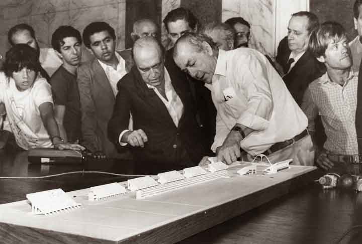 O Sambódromo da Marquês de Sapucaí foi idealizado por Oscar Niemeyer e implantado durante o primeiro governo fluminense de Leonel Brizola (1983-1987). O intuito era dotar a cidade de um equipamento urbano permanente para a exibição do tradicional espetáculo do desfile das escolas de samba.