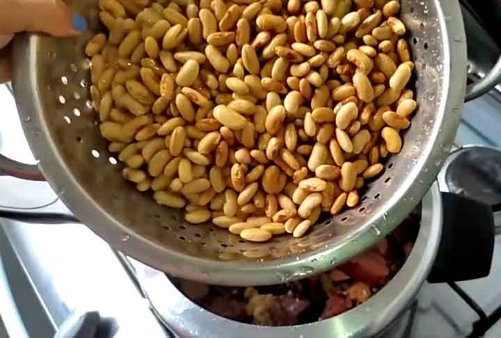Feijão Bolinha- Também conhecido como feijão canário ou feijão manteiga, é suscetível a pragas e geralmente é plantado por encomenda. Possui proteínas, fibras, ferro e minerais.-Reprodução/Youtube Cozinha da Li Oliveira
