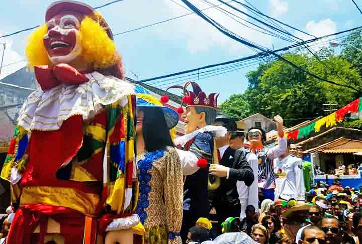 O cortejo do Encontro dos Bonecos Gigantes acontece há 35 anos. Ele sai do Largo de Guadalupe, onde ocorre a concentração, e se arrasta pelas ladeiras de Olinda.