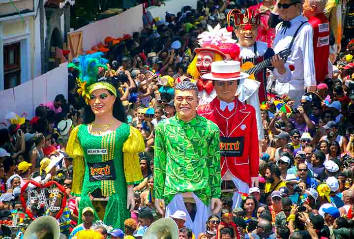 O Carnaval de Olinda, em Pernambuco, é um dos mais famosos do Brasil. Uma das atrações responsáveis pela notoriedade da folia na cidade é a presença dos bonecos gigantes nos desfiles dos blocos. 