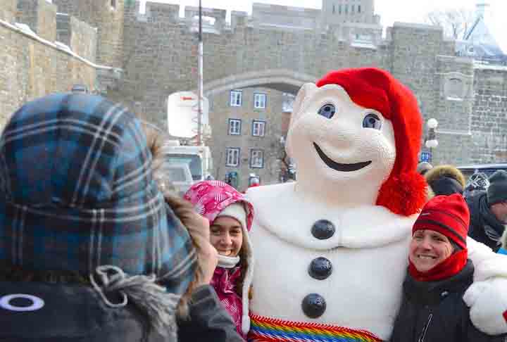 <p>Entre janeiro e fevereiro, por mais de dez dias, uma série de eventos tomam conta das ruas de Quebec City, com esculturas de neve, música e comida, para celebrar o Carnaval.  </p>
