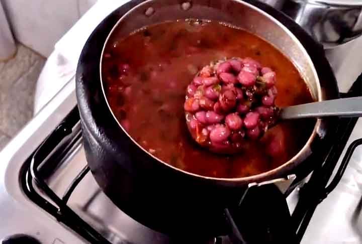 Ele é consumido principalmente em Minas Gerais e São Paulo e é utilizado na receita de feijão tropeiro. Conhecido por ser muito saboroso. Uma curiosidade é que ele é considerado um dos tipos mais antigos de feijão cultivados no Brasil. - Reprodução/Youtube