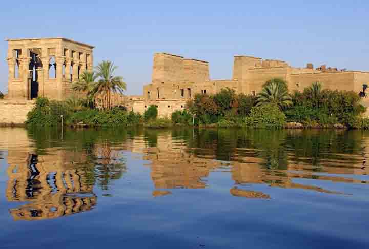 <p>Na margem leste do Nilo ficava a parte urbana da antiga Tebas, onde se encontram alguns dos templos mais impressionantes do Egito.</p>
