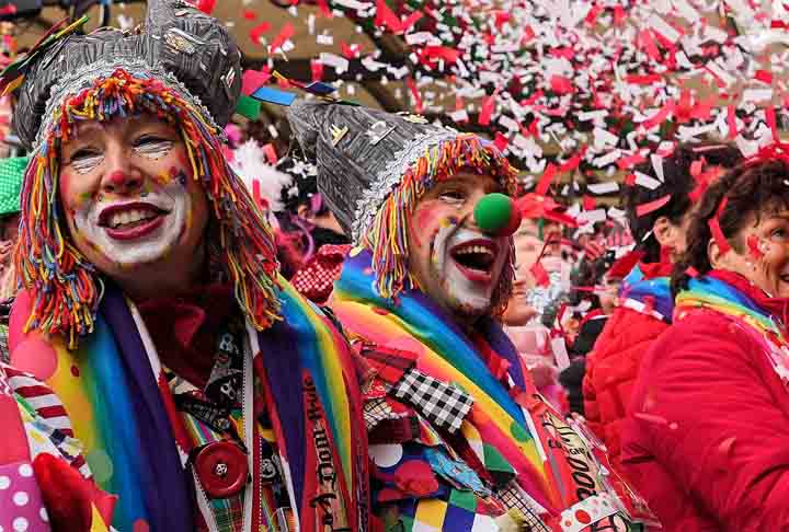 <p>Colônia, na Alemanha – A cidade, às margens do rio Reno, tem o “karneval” mais famoso e eletrizante do país europeu. Ele ocorre de quinta até a Quarta-Feira de Cinzas. </p>
