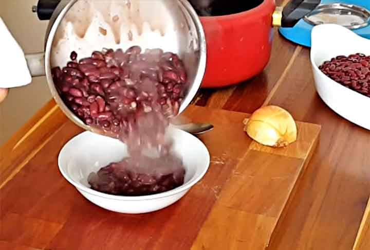Na Índia ele é muito utilizado em um prato típico, chili com carne, conhecido como rajma. É recomendado que seja colocado de molho por pelo menos 30 minutos por causa dos altos níveis de fitohemaglutinina (componente que agrupa células do sangue). -Youtube Canal Novatos na Cozinha