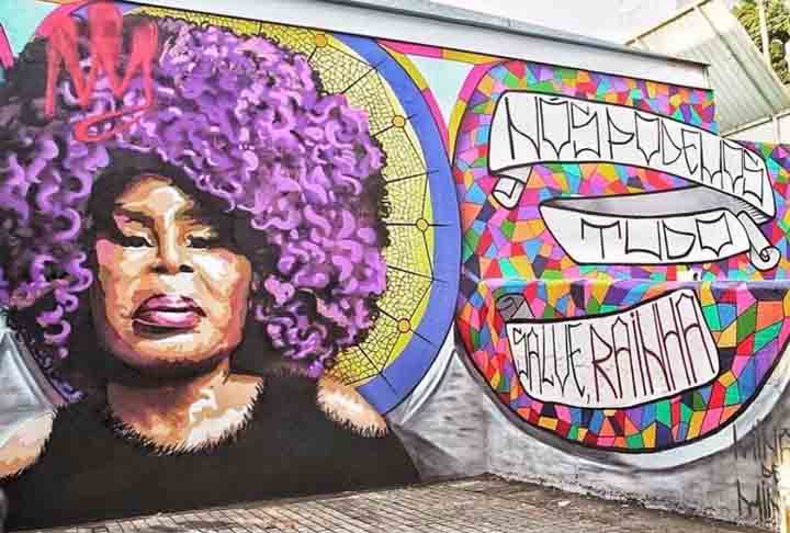 A cantora Elza Soares tem desde 2017 o rosto estampado no muro da escadaria da estação central do metrô de Belo Horizonte. No início de 2022, quando a artista morreu aos 91 anos, os autores publicaram um vídeo para mostrar o processo de produção da obra.-Reprodução/Instagram
