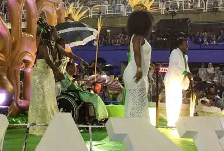 Ruth de Souza - Acadêmicos de Santa Cruz 2019 - As homenagens não são feitas apenas pelas escolas do Grupo Especial. No acesso, tradicionais agremiações também já contaram a história de muitos artistas brasileiros. A Verde e Branca trouxe em alas e alegorias a vida e obra de uma das maiores atrizes do país, símbolo de resistência. A escola ficou com a quinta colocação.