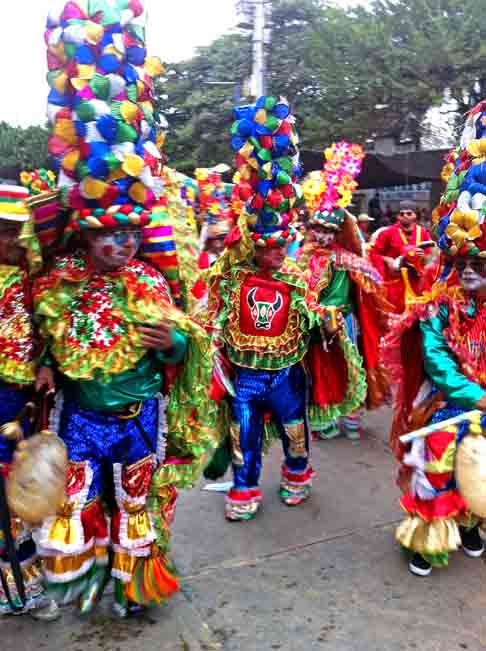 <p>Bogotá, na Colômbia – Assim como em Barranquilla, a capital colombiana também é tomada por desfiles repletos de manifestações do folclore e ritmos, como a cúmbia. </p>

